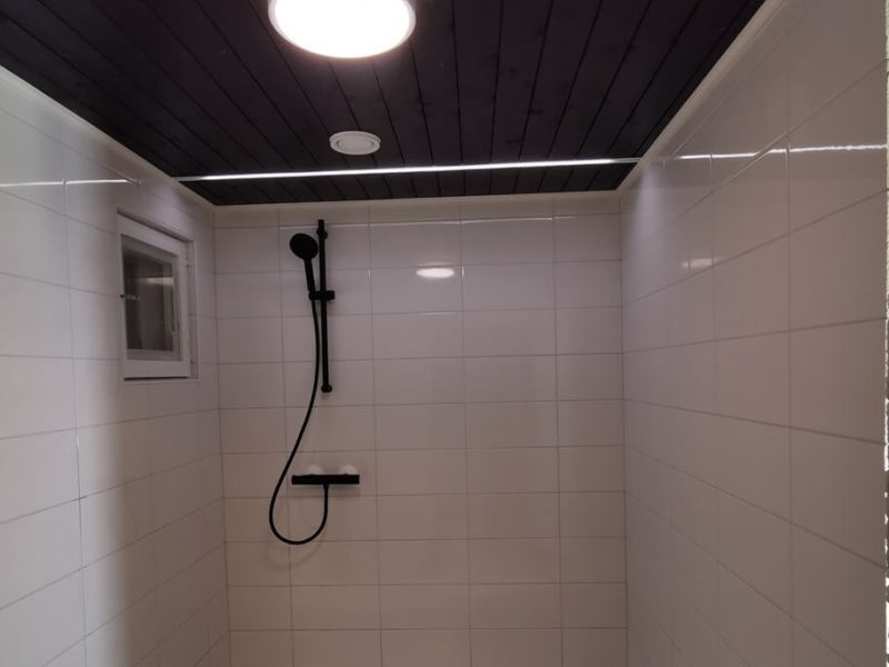 Valmis suihkutila tummalla lattialaatalla